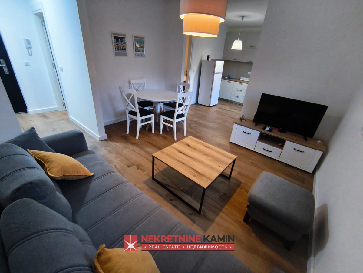 Izdaje se jednosoban stan-komplet opremljen, Radanovići 